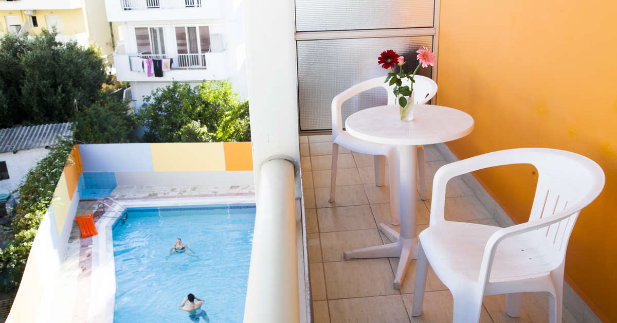 Een foto van het zwembad bij Theonia Hotel