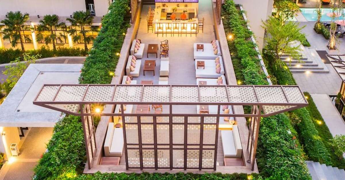 Een foto van het terras bij Proud Phuket Hotel