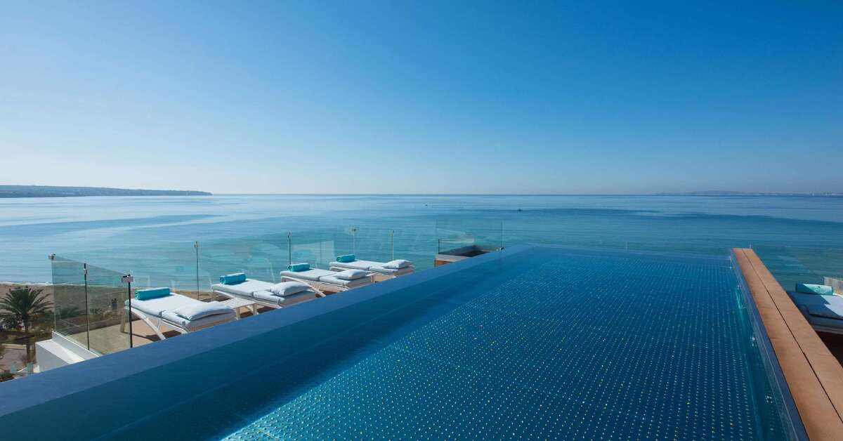 Een foto van het zwembad bij Iberostar Selection Playa de Palma