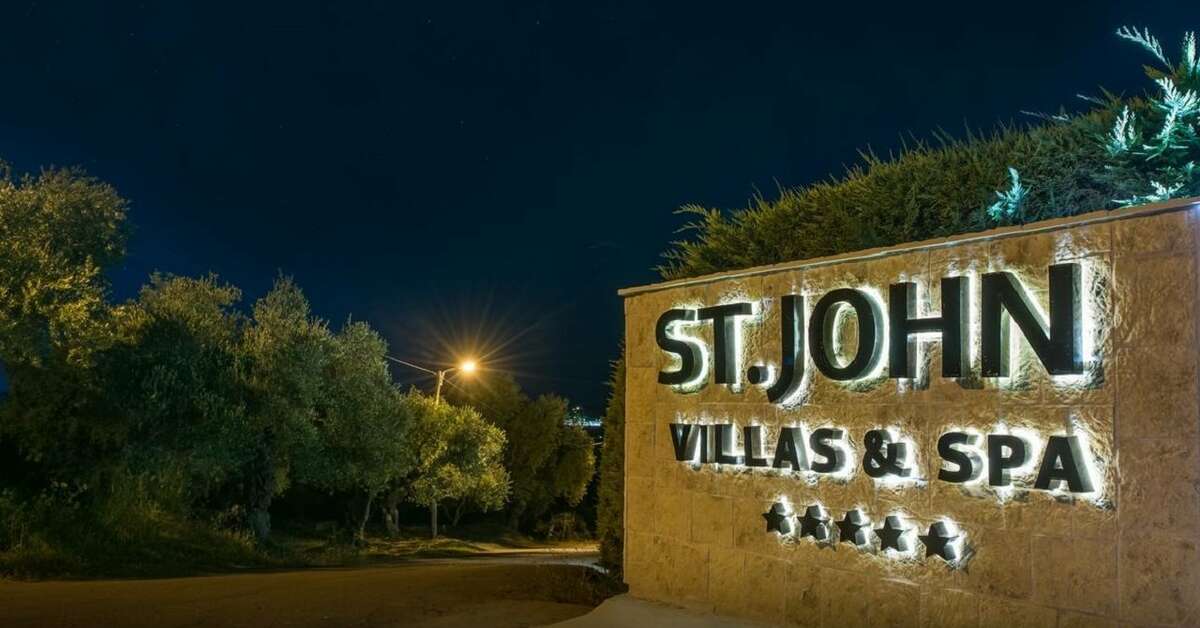 Een foto van de buitenkant van St. John Resort Villas & Suites