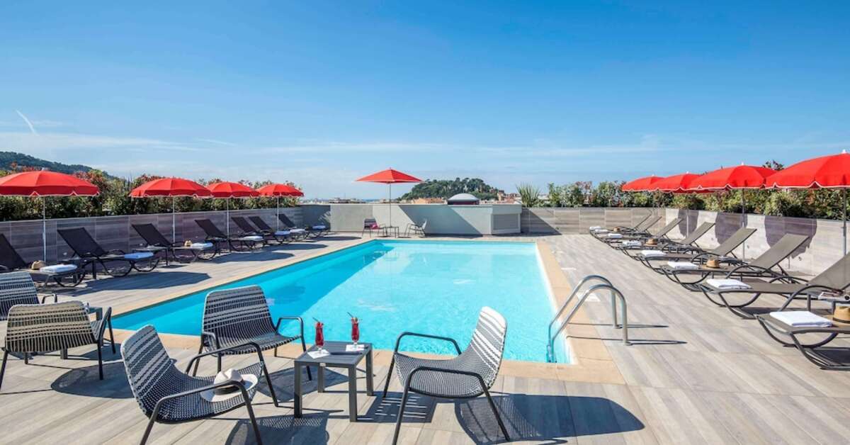 Een foto van het zwembad bij Novotel Nice Centre Vieux Nice