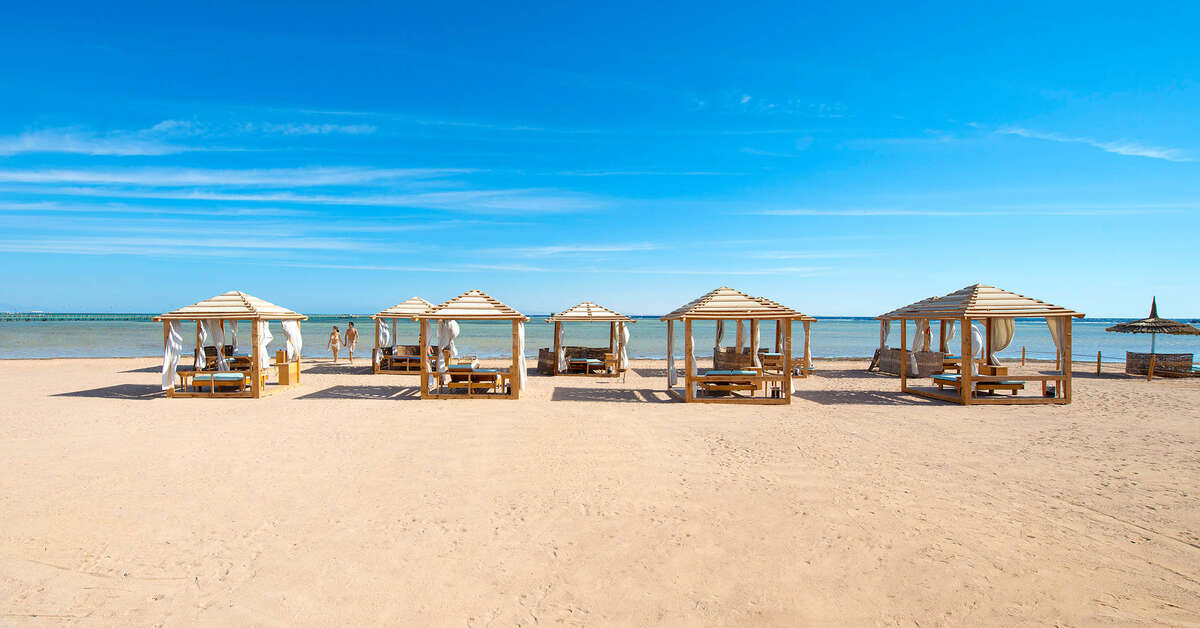 Een foto van het strand bij Amwaj Oyoun Resort & Casino