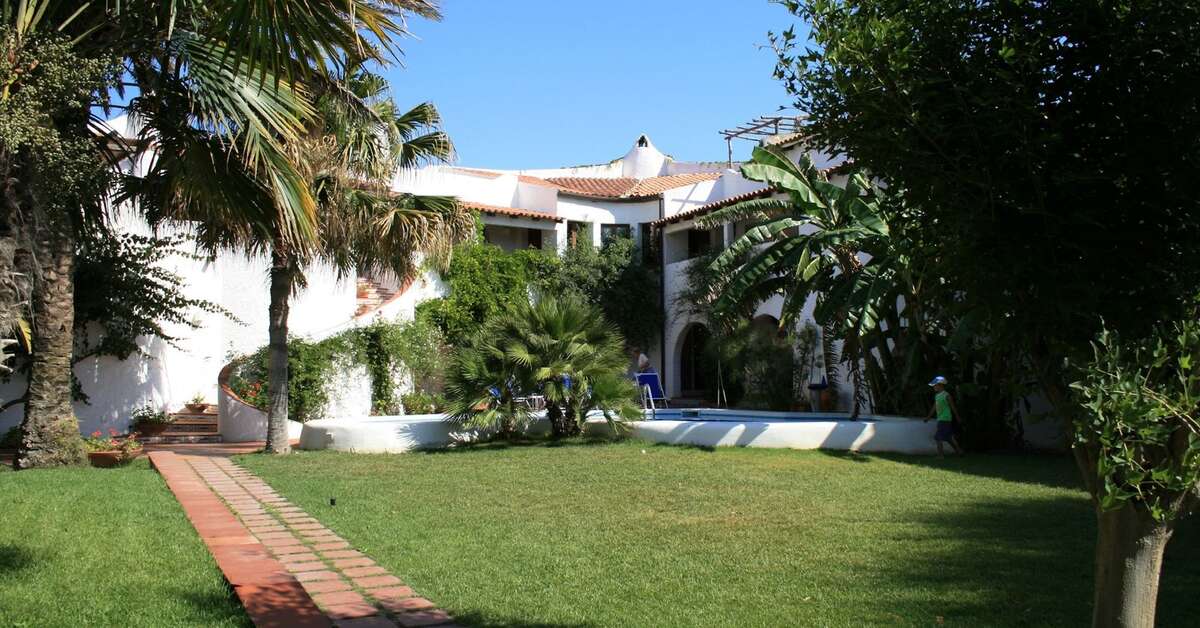 Een foto van het terras bij Hotel Villa Mediterranea