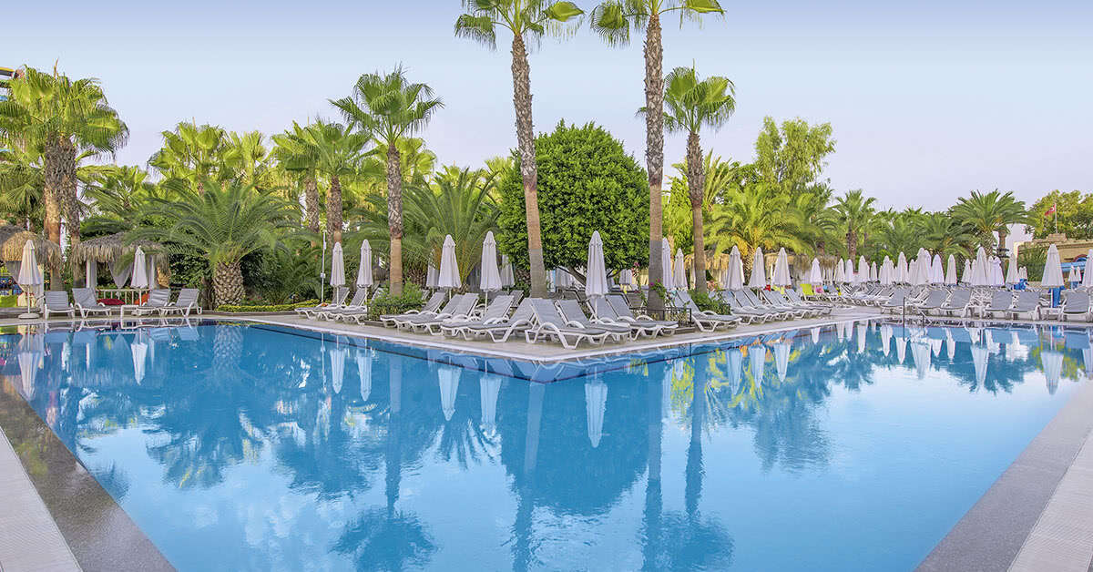 Een foto van het zwembad bij Delphin Deluxe Hotel