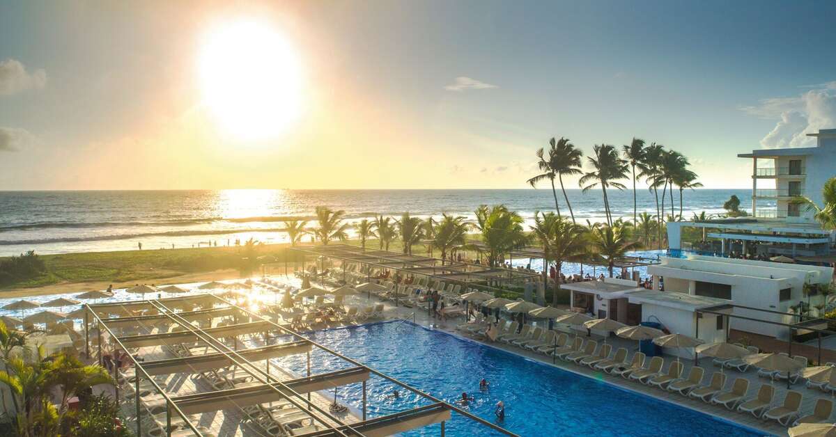 Een foto van het zwembad bij Riu Sri Lanka