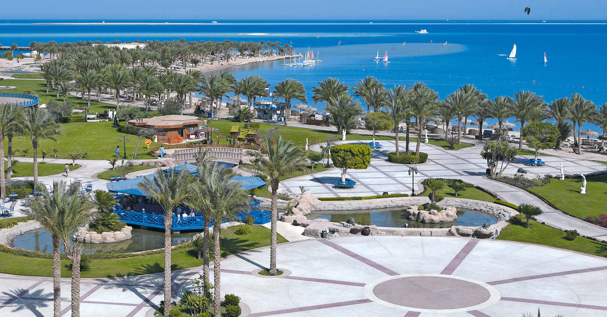 Een foto van het terras bij Palm Royale Soma Bay