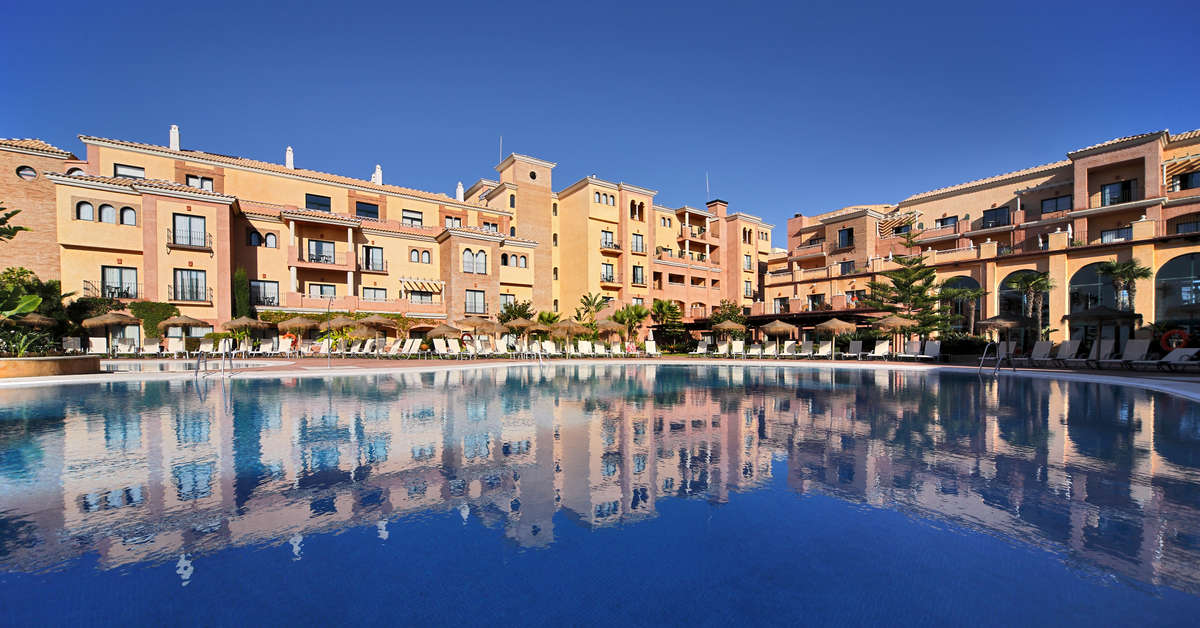 Een foto van het zwembad bij Barcelo Punta Umbria Mar