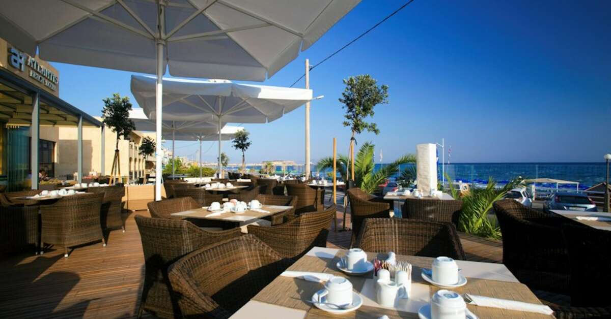 Een foto van het terras bij Atlantis Beach Hotel