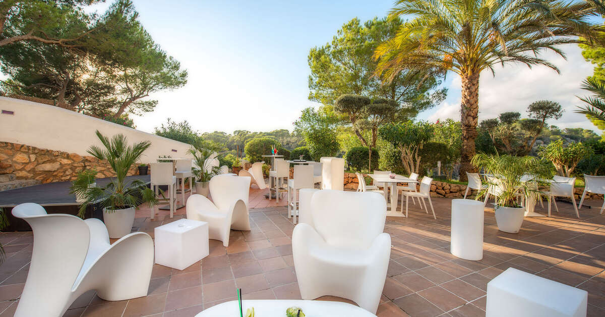 Een foto van het terras bij Ona Cala Pi Club Aparthotel
