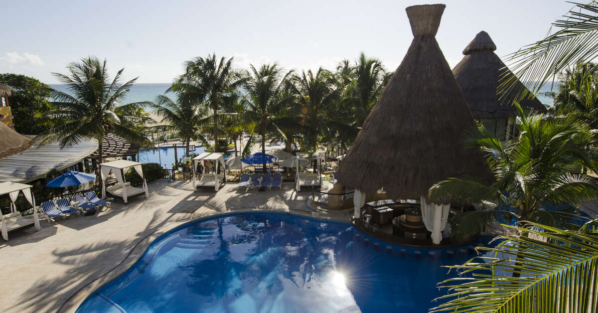 Een foto van het zwembad bij The Reef Playacar Resort