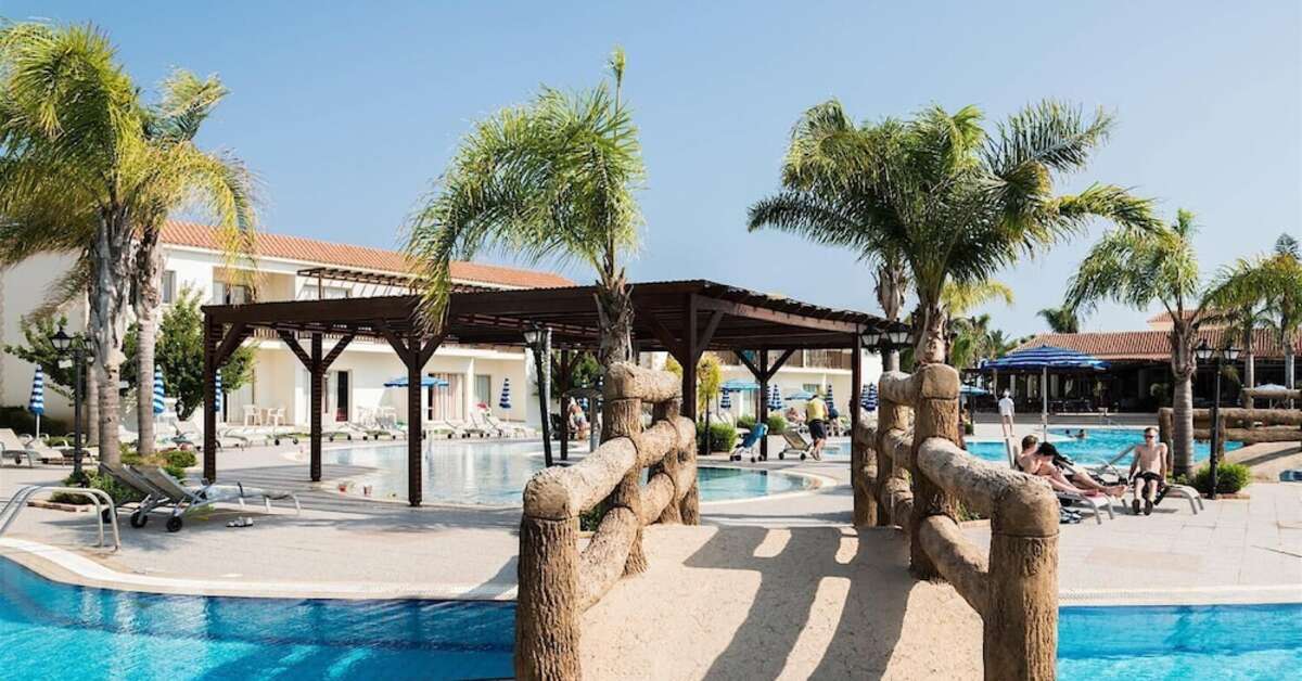 Een foto van het zwembad bij Tsokkos Paradise Village