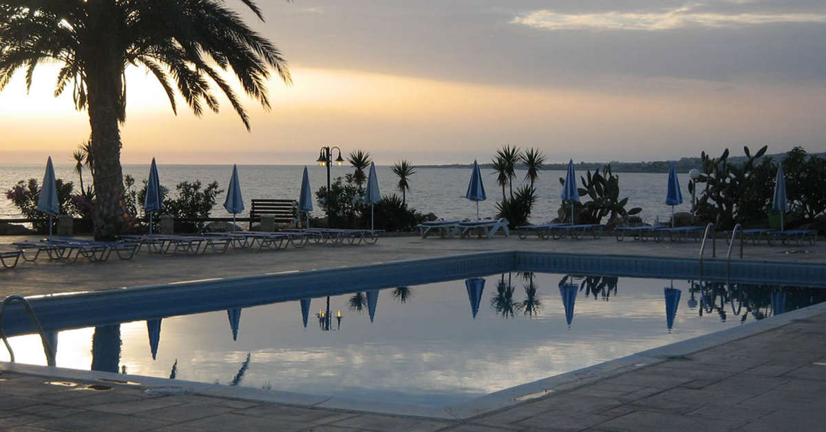 Een foto van het zwembad bij Vrachia Beach Hotel & Suites