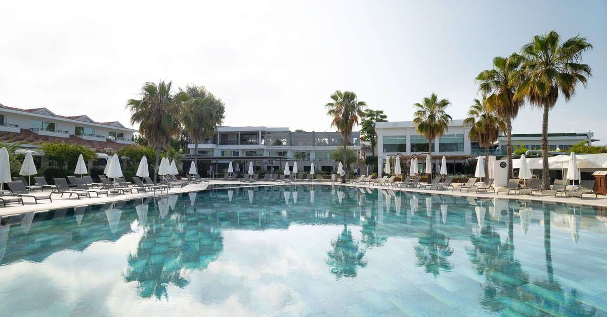 Een foto van het zwembad bij Flora Garden Beach Hotel