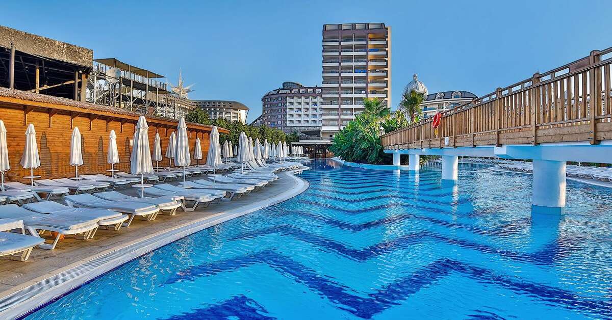 Een foto van het zwembad bij Saturn Palace Resort