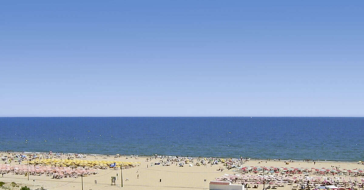 Een foto van het strand bij Hotel & Appartementen Alba