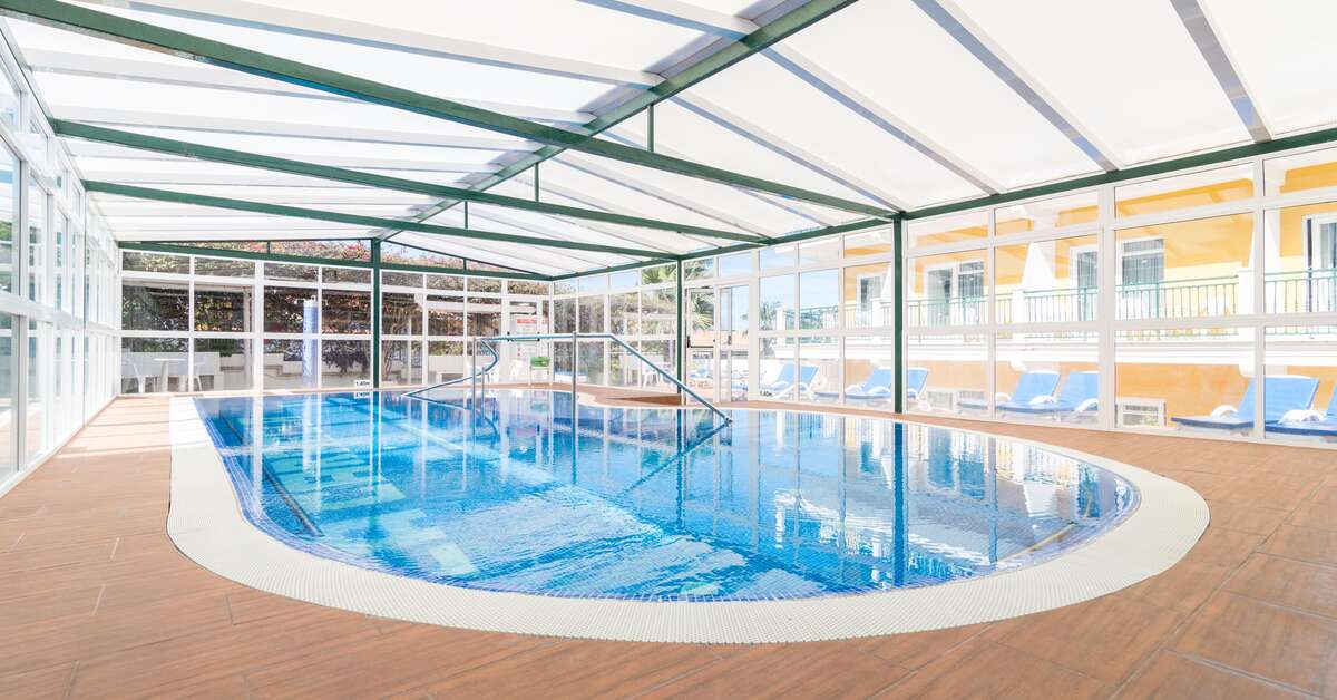 Een foto van het zwembad bij Appartementen La Carabela