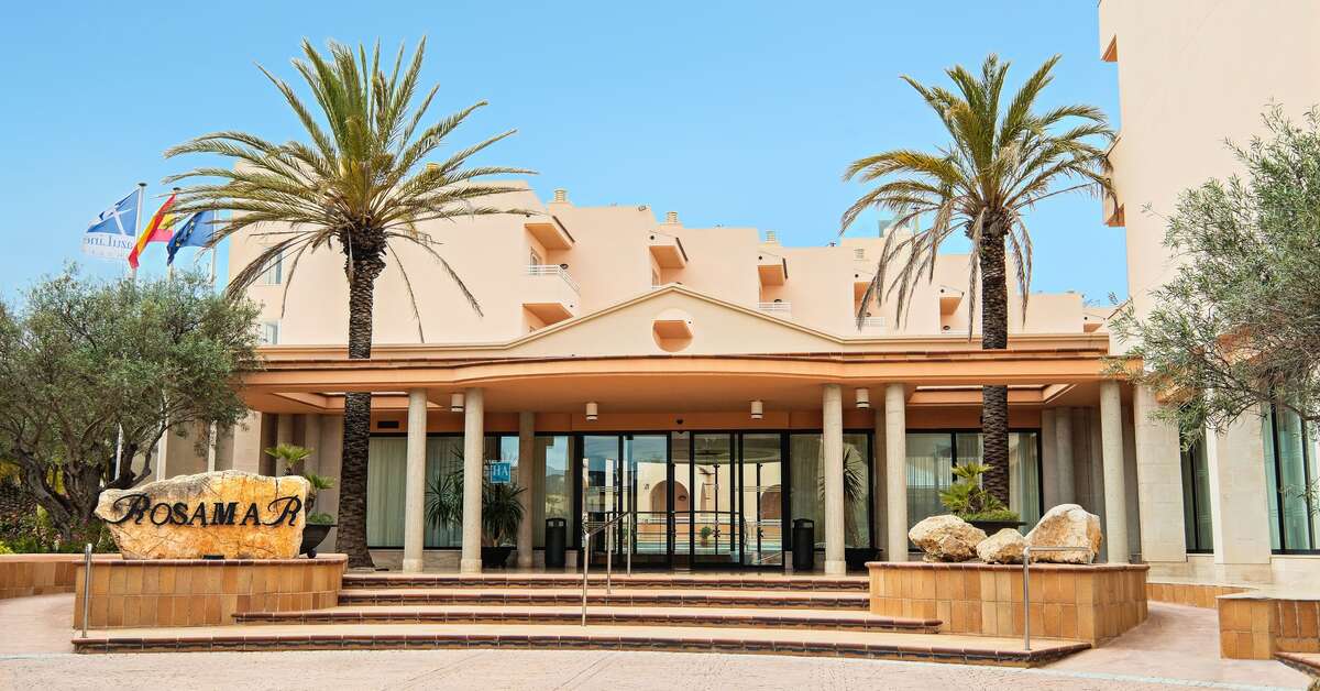 Een foto van de buitenkant van Rosamar Ibiza hotel