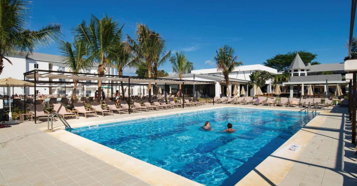 Een foto van het zwembad bij Riu Palace Tropical Bay