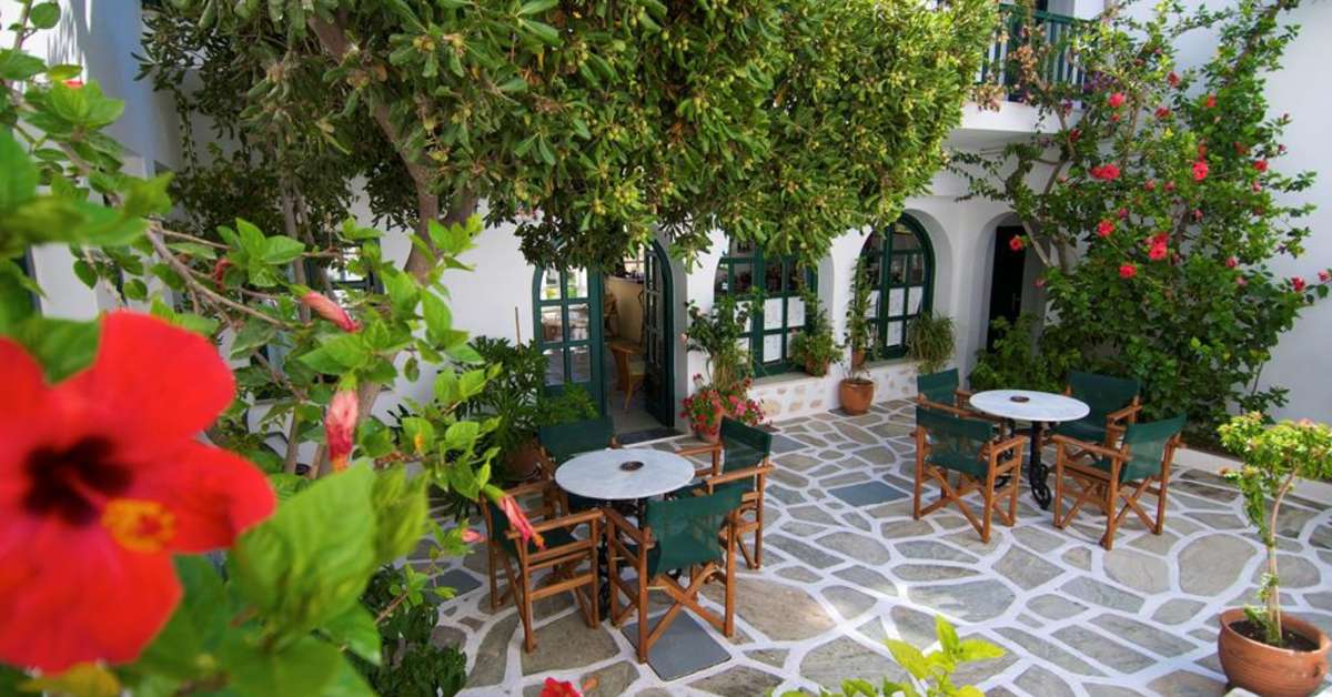 Een foto van het terras bij Hotel Kalypso