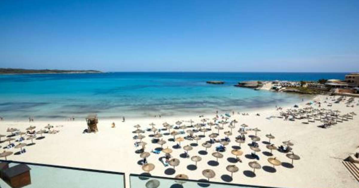 Een foto van het strand bij Universal Hotel Perla