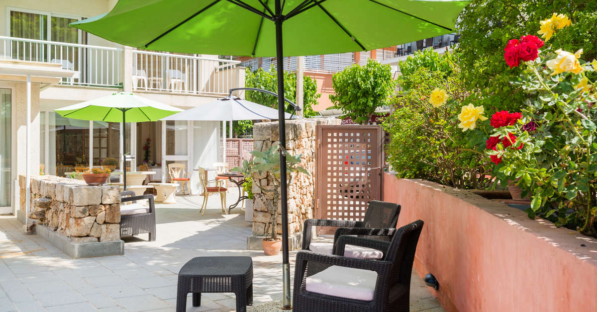 Een foto van het terras bij Sutimar Hostal