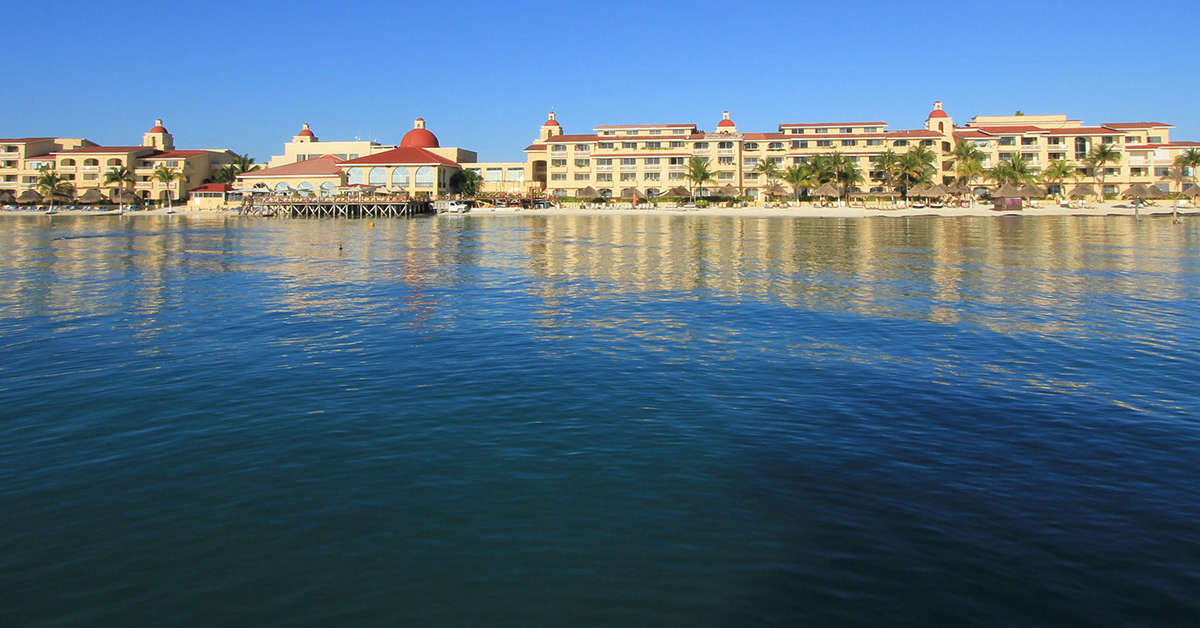 Een foto van de buitenkant van All Ritmo Cancun Resort & Waterpark