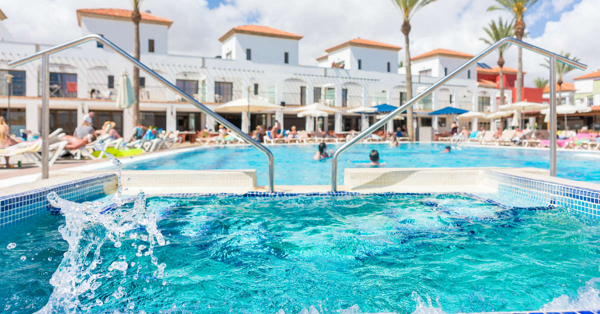 Een foto van het zwembad bij Broncemar Beach Aparthotel