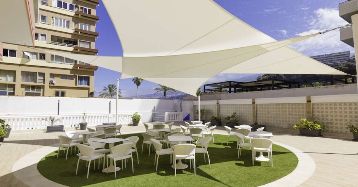 Een foto van het terras bij Checkin Concordia Playa