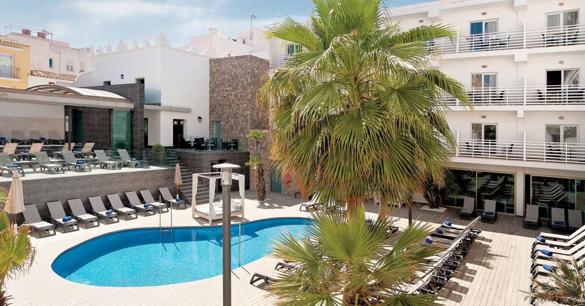 Een foto van het zwembad bij Barcelo Hamilton Menorca