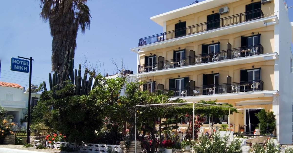 Een foto van de buitenkant van Niki Hotel