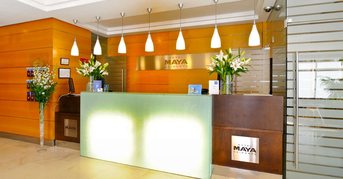 Een foto van het interieur van Sercotel Maya Alicante