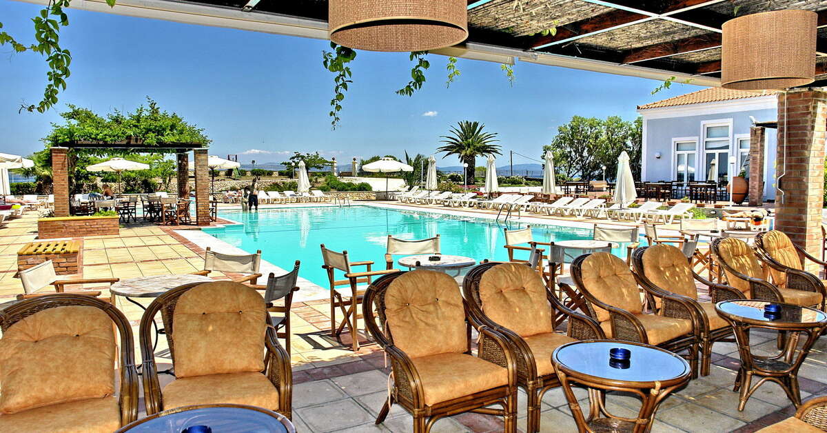 Een foto van het terras bij Panselinos Hotel