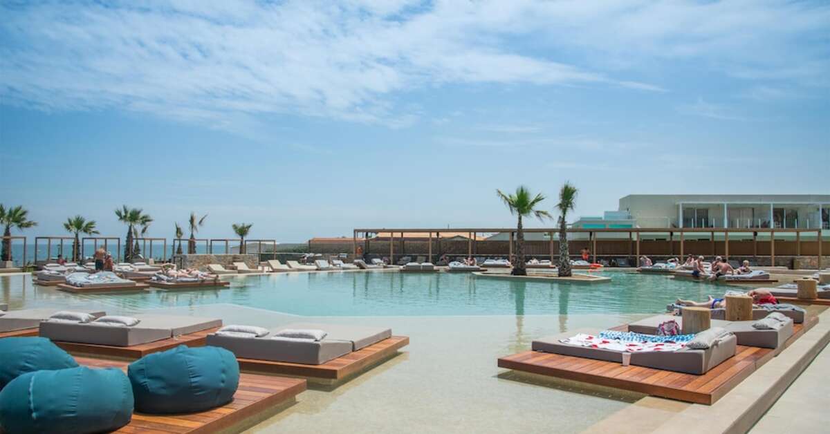 Een foto van het zwembad bij Senseana Sea Side Resort
