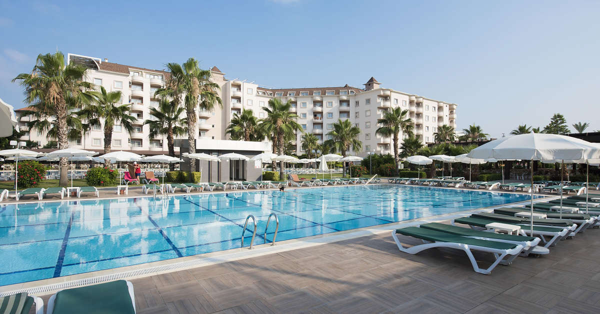 Een foto van het zwembad bij Royal Garden Beach Hotel