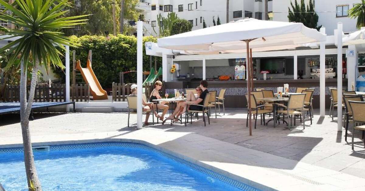 Een foto van het zwembad bij Suites Roc Portonova