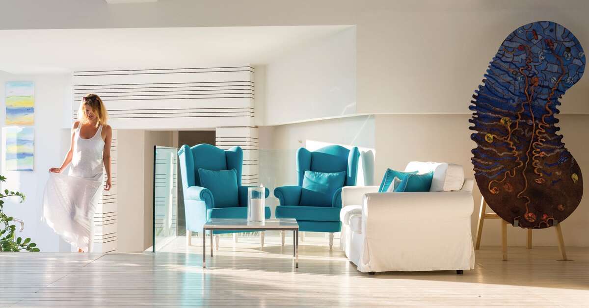 Een foto van het interieur van Knossos Beach Bungalows & Suites
