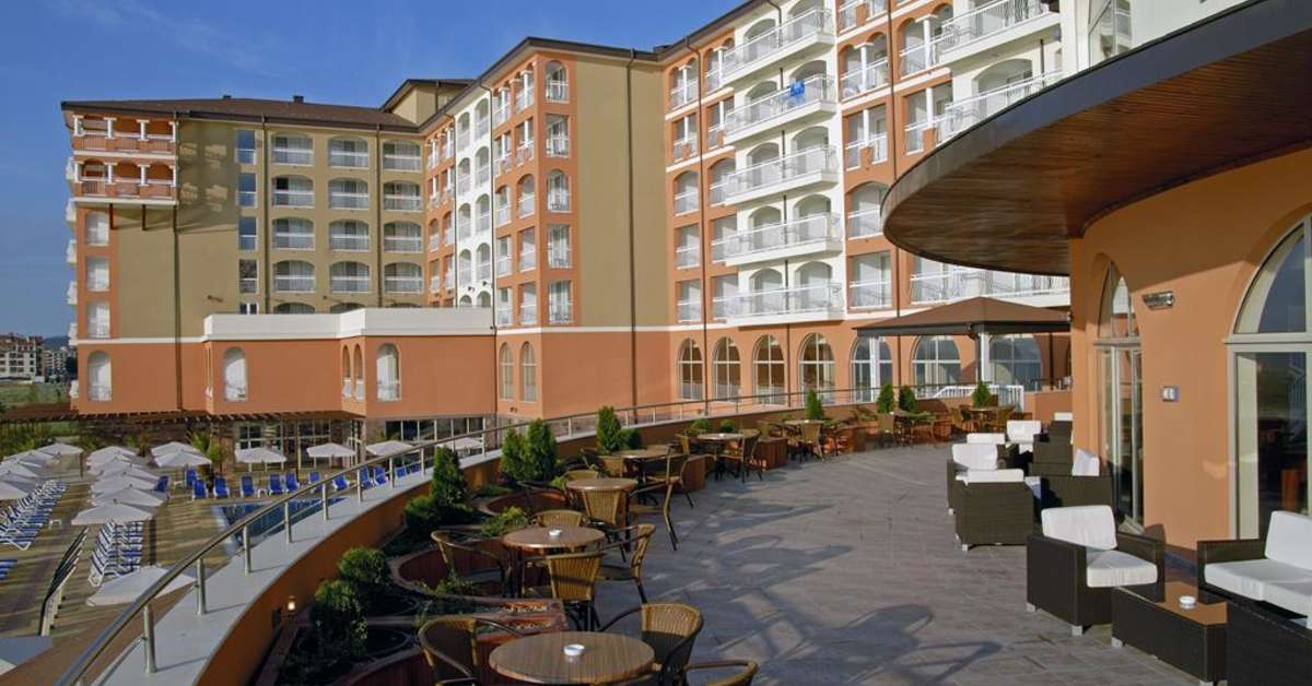 Een foto van het terras bij Sol Luna Bay All Inclusive