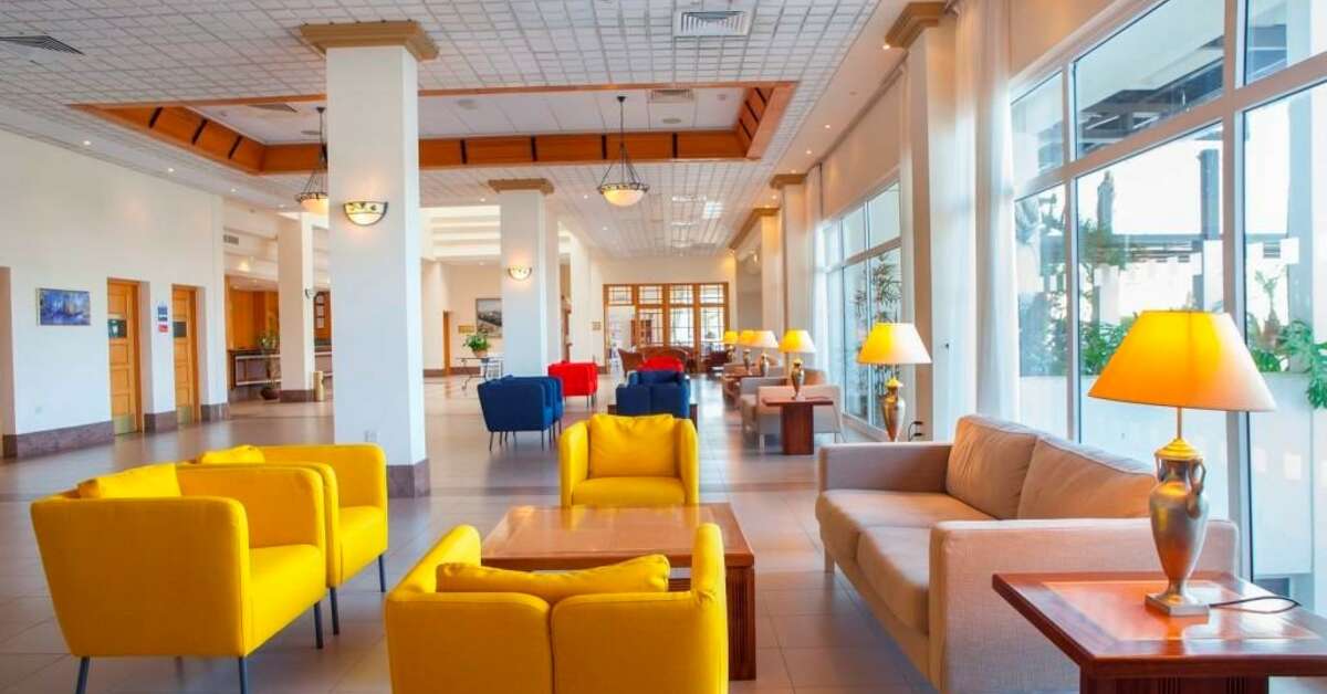 Een foto van het interieur van Faros Hotel