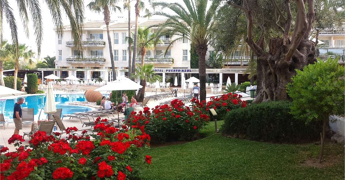 Een foto van het terras bij Puerto Azul Suite Hotel