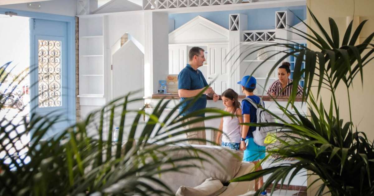 Een foto van het interieur van Erato Seaside Hotel