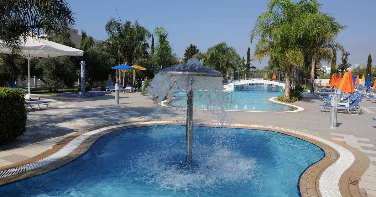 Ein Foto vom Pool im Anesis Hotel
