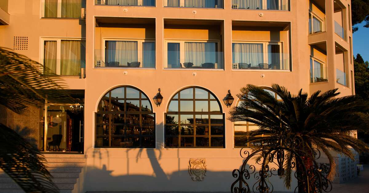 Ein Foto von der Außenansicht des The Royal Grand Hotel