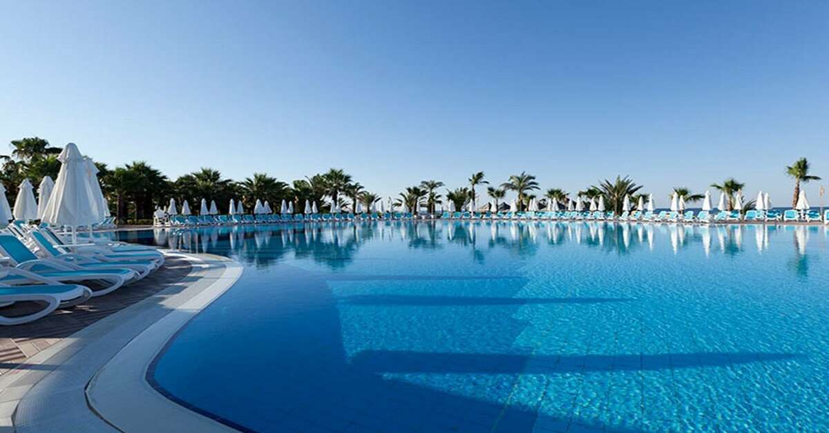 Een foto van het zwembad bij Paloma Oceana Resort