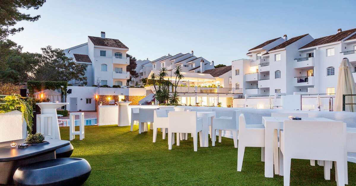 Een foto van het terras bij Hotel Ilunion Menorca