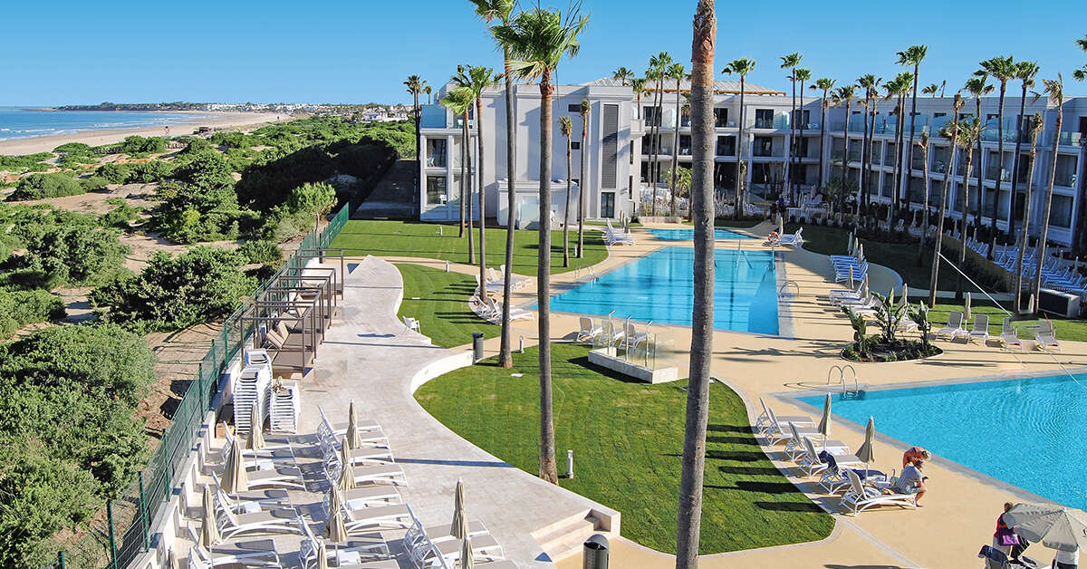 Een foto van het zwembad bij Hipotels Barrosa Park