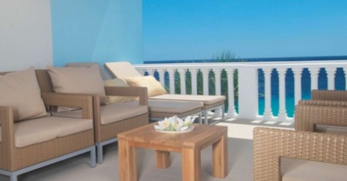 Een foto van het terras bij Blue Bay Golf & Beach Resort