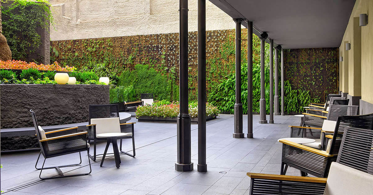 Ein Foto von der Terrasse im H10 Urquinaona Plaza
