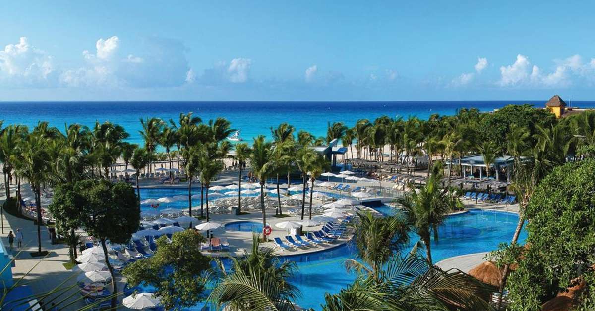 Een foto van het zwembad bij Riu Yucatan