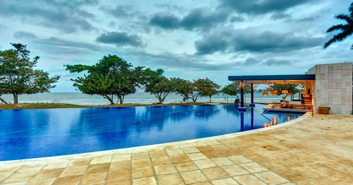 Een foto van het zwembad bij Royalton Negril