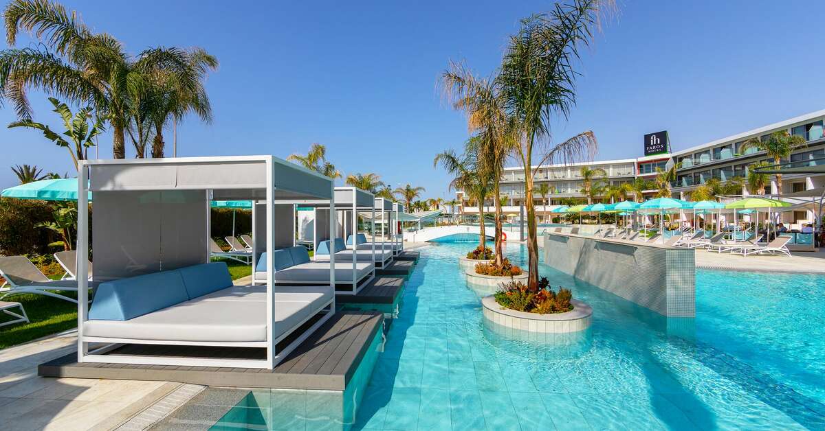 Een foto van het zwembad bij Faros Hotel
